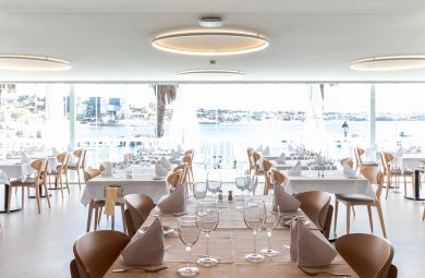 Sala de restaurante com iluminação Tromilux